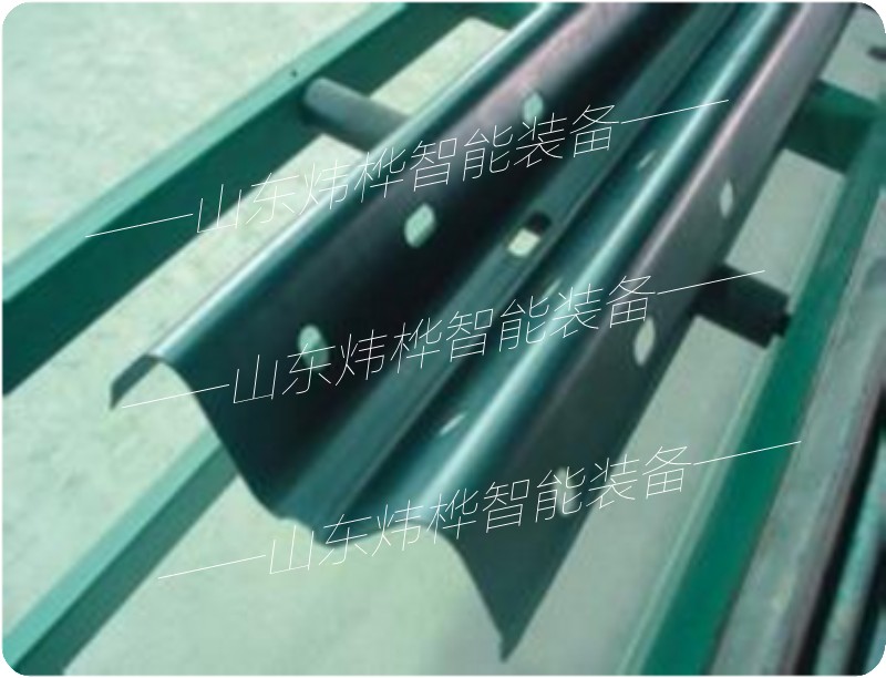 公路護欄板設(shè)備-10.jpg